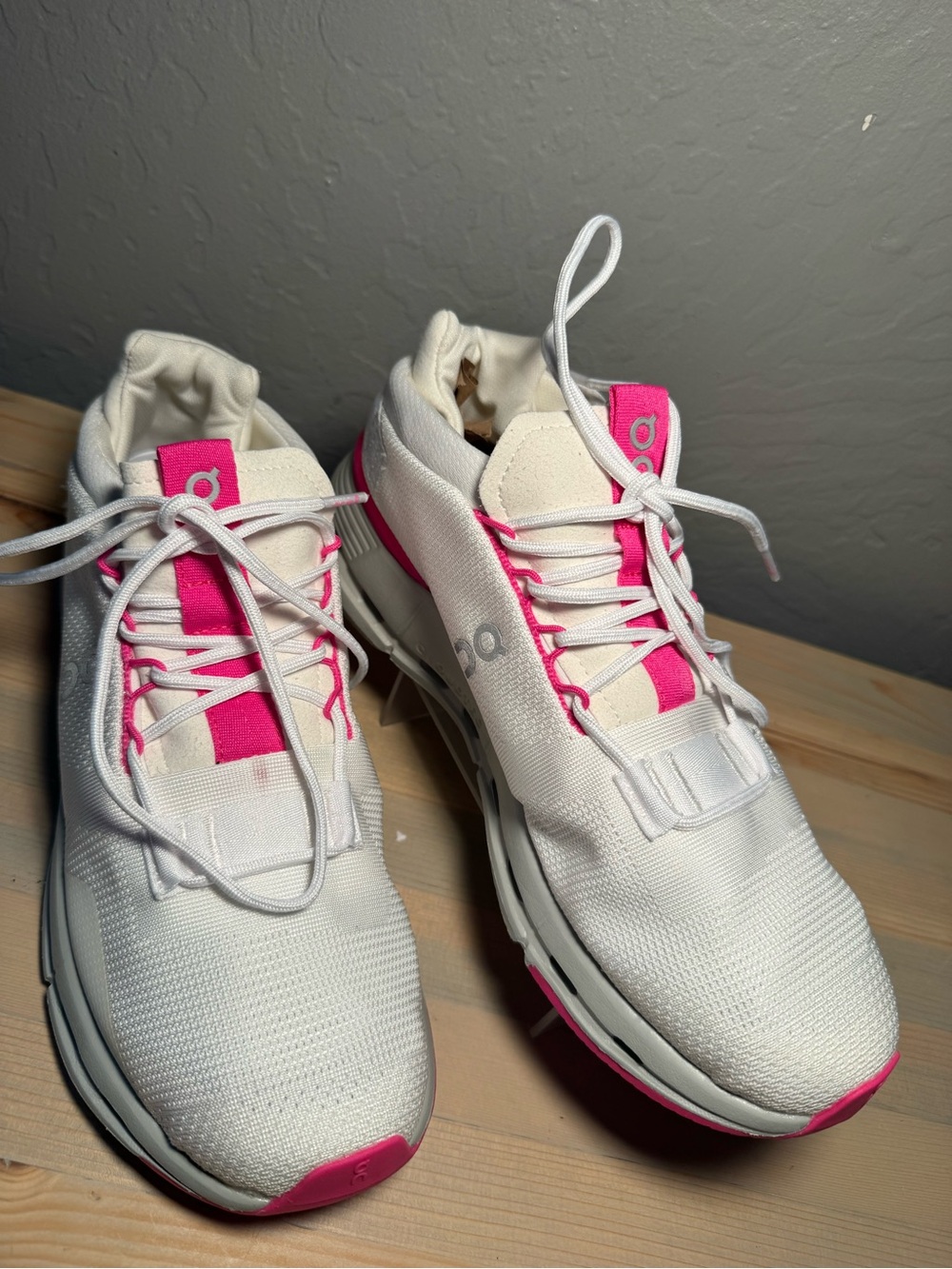 On Running CloudNova Mens sz8 White & Pink Athletic Sneakers